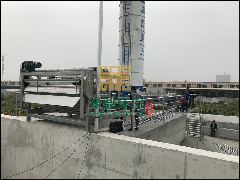 帶式壓濾機(jī)發(fā)往鉆井廢棄泥漿混凝處理工程 4